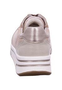 Baskets en cuir beige avec un talon métallique argenté lisse, une doublure intérieure douce et une semelle en caoutchouc blanche texturée. Design arrière arrondi.