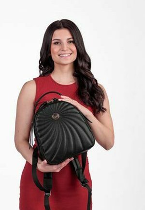 Černý batoh z umělé kůže s spirálově prošívaným designem, zlatým logem, dvojitými nastavitelnými popruhy a zaobleným tvarem.