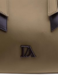 Bolso de mano de cuero verde oliva con acentos oscuros, presenta un acabado texturizado y un logo embossing en la parte frontal. Forma estructurada, con asas dobles.