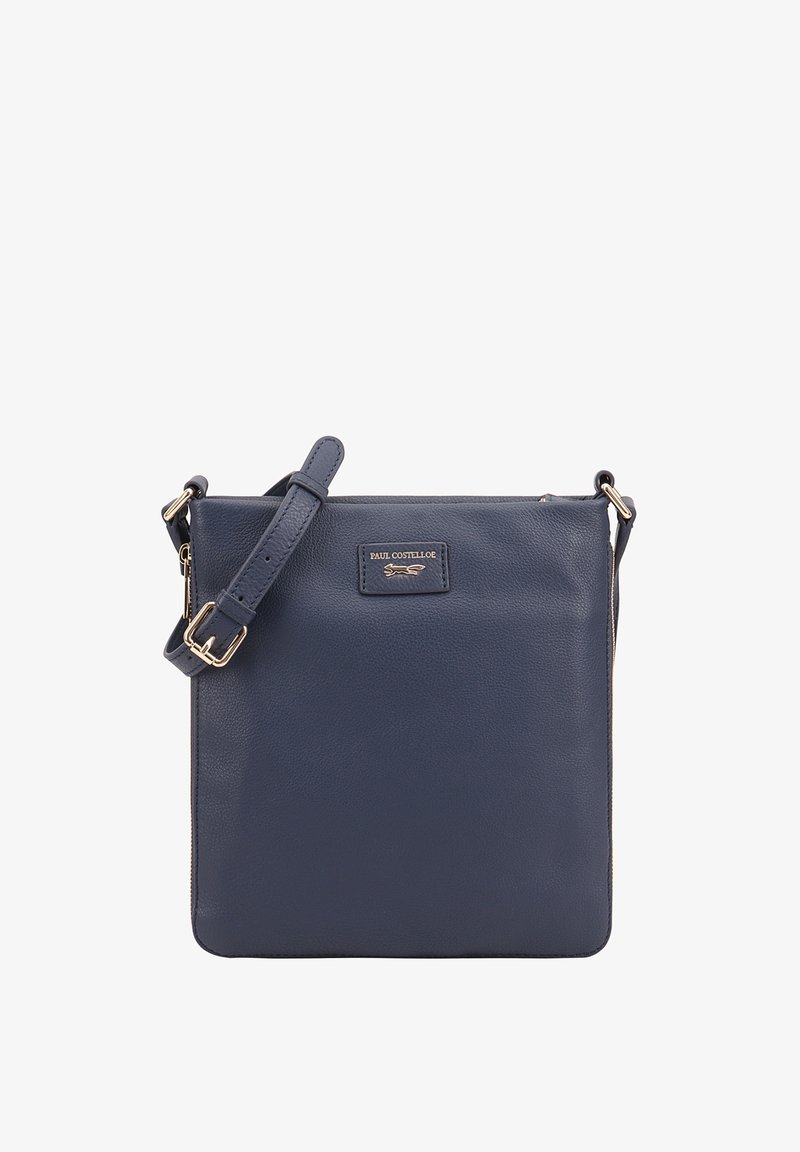 Donkerblauwe leren schoudertas met verstelbare riem en gouden gesp, met het logo van Paul Costelloe op de voorkant.