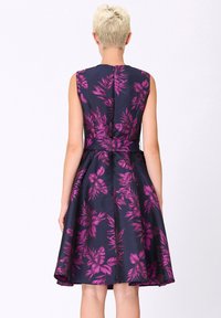 Smart and Joy PATINEUSE BROCART À MOTIF FLORAL - Robe de jour - violet