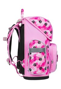 Zaino rosa con un pannello in rete nera testurizzata, caratterizzato da un motivo a impronta di zampa rosa e nera in spirale, spallacci regolabili e numerose tasche con zip.