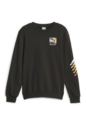 Sort Puma Sportstyle sweatshirt med lange ærmer, ribkant ved manchetter, rund halsudskæring, lille multifarvet Puma-logo på brystet og farverige bølgeformede striber på højre ærme.