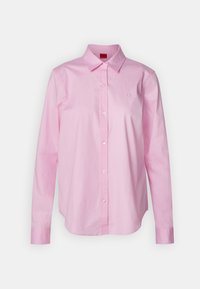 Vaaleanpunainen nappikauluspaita, pitkät hihat, kauluskainalot, valmistettu puuvillasta, jossa on hillitty "HUGO" brodeeraus vasemmassa rinnassa.