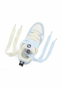 Weiße und hellblaue Sneaker aus strukturiertem Wildleder und glattem Leder, mit einem dicken cremefarbenen Riemen, Zickzack-Schnürsenkeln und Logo.
