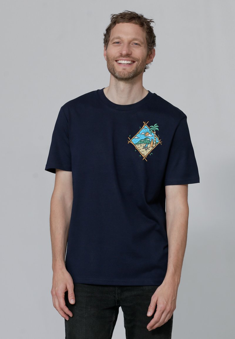 Marine crewneck t-shirt van katoen, met een kleurrijke strandthema grafiek op de borst, met een diamante vorm en palmbomen accenten.
