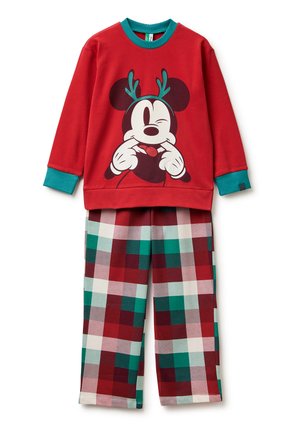 Czerwona bluzka z długim rękawem z mrugającą kreskówkową myszką noszącą poroże, połączona z luźnymi spodniami w kratę w kolorach czerwonym, zielonym, białym i szarym.