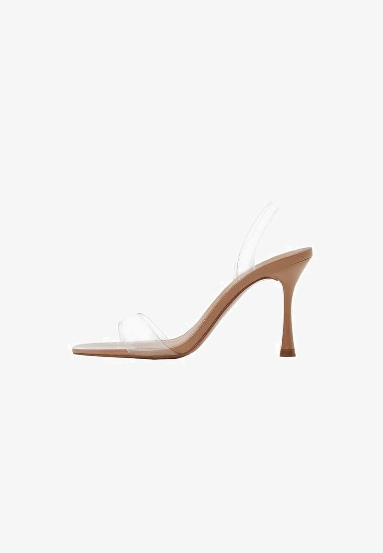 Sandale à talon haut beige avec des brides en PVC transparent, bout pointu et talon aiguille fin, présentée en profil latéral sur fond blanc.