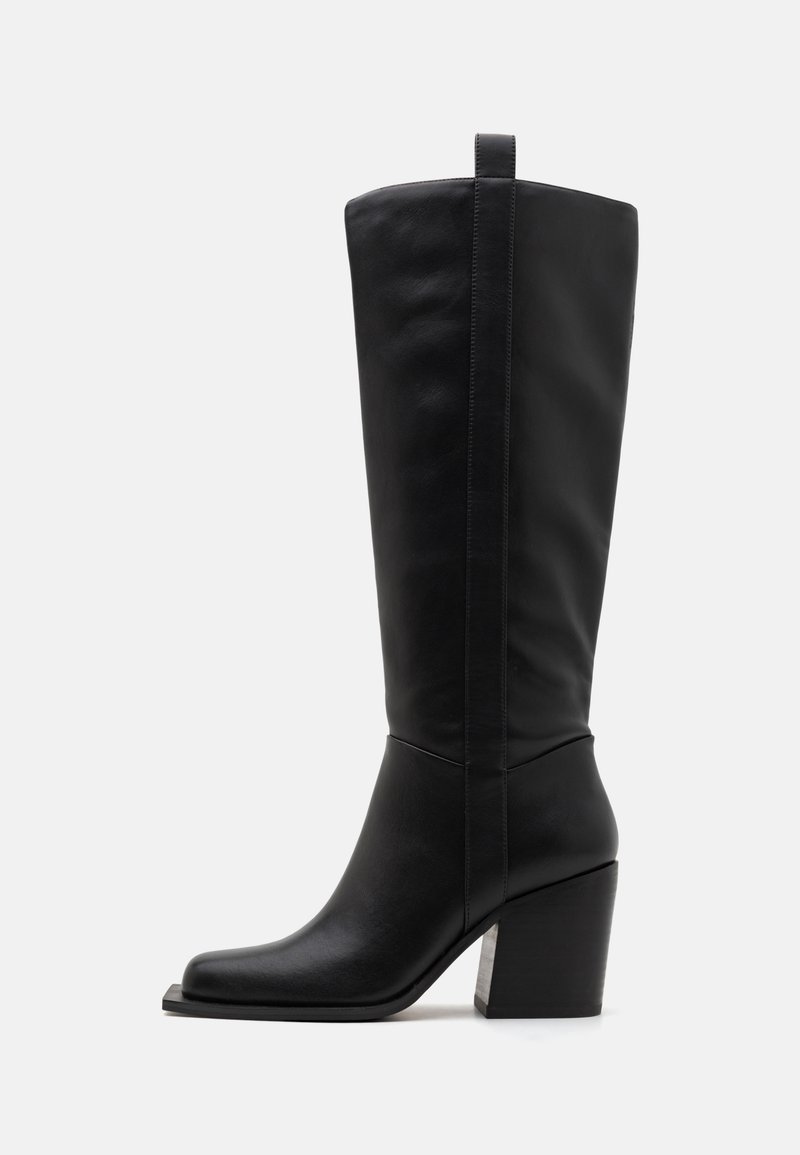 Botas altas de couro preto até ao joelho, com ponta quadrada, salto afunilado e um detalhe de costura vertical ao longo do tubo exterior. Textura suave.