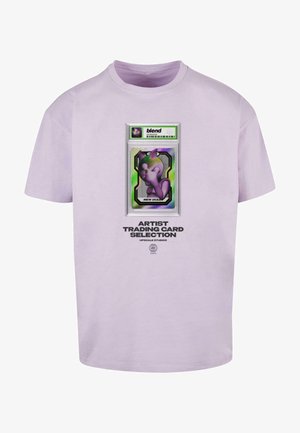 Helles lila Baumwoll-T-Shirt mit einem Grafikdesign eines gefälschten Tradingcards, das einen stilisierten Charakter, einen Text am unteren Rand und Detail zum Logo zeigt.