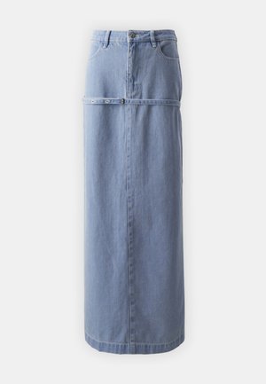 Jasnoniebieska dżinsowa długa spódnica o prostej sylwetce, z kieszeniami z przodu i metalowym guzikiem przy talii. Miękka, teksturowana tkanina.