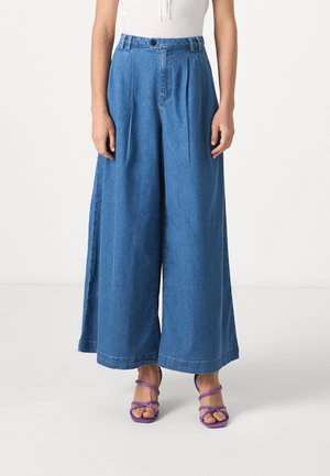 GAP X DÔEN WIDE LEG JEAN - Jeans a zampa - medium indigo