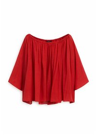 Rød off-the-shoulder bluse med samlet elastisk halsudskæring. Løs, flydende design med brede ærmer og en let stofstruktur.