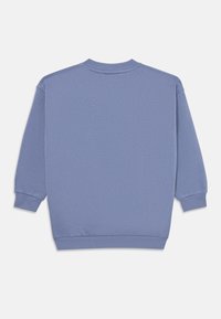 Enosna modra dolga majica s katero ima ovratnik in rebraste manšete ter pas, prikazana zadaj na beli ozadju.