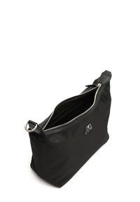 Černá nylonová taška se zipovým uzávěrem, zdobená stříbrným logem a širokým otvorem. Hladká textura s pevným tvarem.