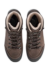 Bruine wandelschoenen hebben een leren bovenkant, gevoerde kraag, metalen oogjes en een gestructureerde rubberen zool. De veters zijn donker met oranje accenten.