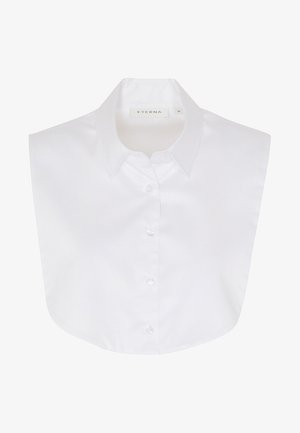 Chemise blanche à col avec un devant boutonné, présentant une texture lisse et des bords arrondis. L'étiquette indique "ETTERNA".