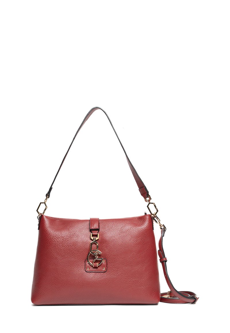 Bolso de mano de cuero rojo con textura granulada, correa ajustable, herrajes en tono dorado y un cierre frontal con un detalle decorativo de logo.