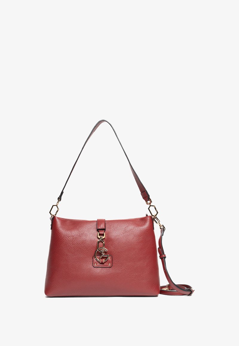 Bolso de mano de cuero rojo con textura granulada, correa ajustable, herrajes en tono dorado y un cierre frontal con un detalle decorativo de logo.