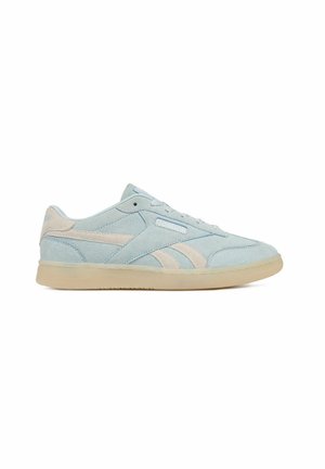 Sneaker basso in pelle scamosciata azzurro chiaro con accenti beige pallido e suola in gomma, con lacci e logo marchiato sul lato.