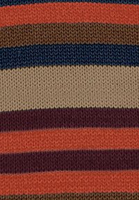 Tessuto a maglia con strisce orizzontali alternate in arancione, marrone, blu scuro, crema e bordeaux; tessuto texturizzato.