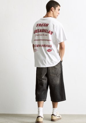 QUESADILLAS AY CARMELA - Print T-shirt - white