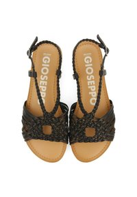Sandalias negras tejidas con tiras trenzadas y un corte cuadrado. Plantilla lisa color marrón con la marca GIOSEPO. Correa ajustable en el tobillo.