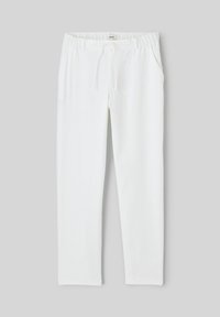 Pantalon décontracté blanc avec taille élastique et cordon, comportant des poches latérales, étalé à plat sur un fond gris.