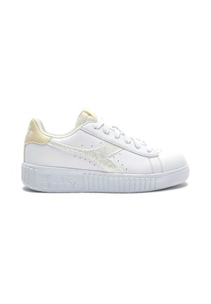 Sneaker bianca bassa con lacci bianchi, logo testurizzato sul lato, linguetta beige sul tallone e suola spessa testurizzata.
