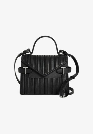 Schwarze strukturierte Lederhandtasche mit Tragegriff oben, Frontklappe, silbernen T-förmigen Schnallendetails und verstellbarem Schultergurt.