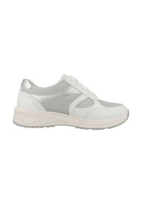 Scarpe da ginnastica bianche caratterizzate da un corpo in rete con accenti argentati, punta rotonda, design con lacci e una suola spessa bianca.