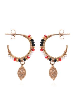 Boucles d’oreilles créoles en or enveloppées de perles rouges, noires, blanches et dorées, chacune avec un pendentif ovale texturé en or suspendu en dessous.