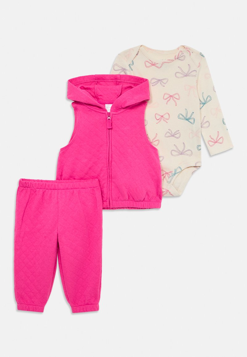 Trojdielna súprava pre batoľatá, ktorá obsahuje ružový prešívaný vestu s kapucňou, zodpovedajúce ružové nohavice a krémovú body s viacfarebným vzorom mašlí.