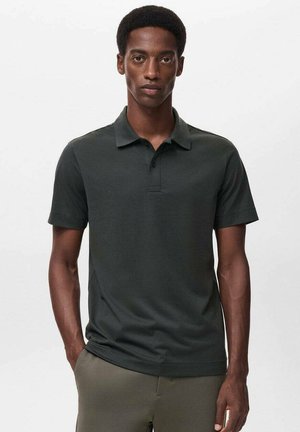 Camiseta polo de color verde oscuro, fabricada en tejido suave, con cuello tipo polo, mangas cortas y dobladillo recto. Diseño simple y clásico sin patrones.