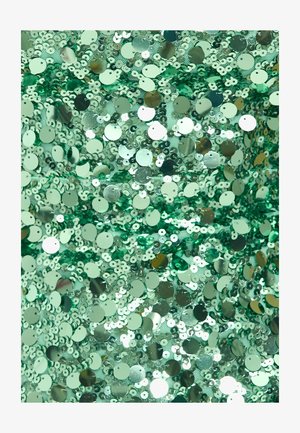 Tela de lentejuelas verdes con lentejuelas circulares reflectantes de diversos tamaños, dispuestas de manera densa sobre un fondo, creando una superficie texturizada y brillante.