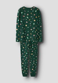 Groene katoenen pyjama set met een langslievende top en bijpassende broek, versierd met kleurrijke feestelijke prints zoals bomen en cadeaus.