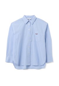 Camicia blu chiaro a righe con colletto a punta e maniche lunghe. Presenta una tasca sul petto con testo ricamato rosso.