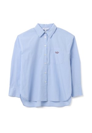 Camisa abotonada a rayas de color azul claro, con cuello puntiagudo y mangas largas. Presenta un bolsillo en el pecho con texto bordado en rojo.