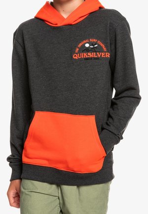 Grauer Hoodie mit einer orangefarbenen Fleece-Tasche und Kapuze, verziert mit dem eingestickten "Quiksilver"-Logo in Orange und Schwarz. Lange Ärmel und lockere Passform.