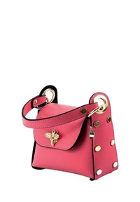 Roze leren handtas met gouden hardware, afgeronde vorm, gespijkerde accenten en een bij-embleem. Beschikt over een korte handgreep en een label met de Italiaanse vlag.
