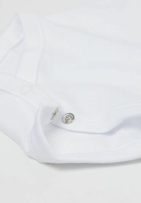 Biały bawełniany body z zapięciem na napy, gładką fakturą i złożonym kołnierzykiem. Napki są w kolorze srebrnym.