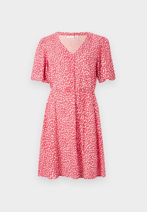 Vestido rojo con lunares blancos irregulares, mangas cortas, escote en V, botones al frente y cintura ceñida con falda acampanada.