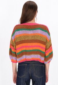 Maglione multicolore a maglia con righe marroni, rosa, verdi, arancioni e viola. Presenta una vestibilità ampia e corta e maniche a palloncino.
