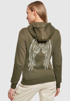 Olivgrüner Hoodie mit weichem Material, der ein weißes Flügel-Design auf dem Rücken hat, lange Ärmel und eine Kordelzugkapuze.