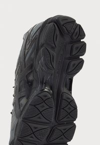 ASICS SportStyle GEL CUMULUS 16 SSCB SIGNATURE SERIES CECILIE BAHNSEN UNISEX - Sporta apavi - black