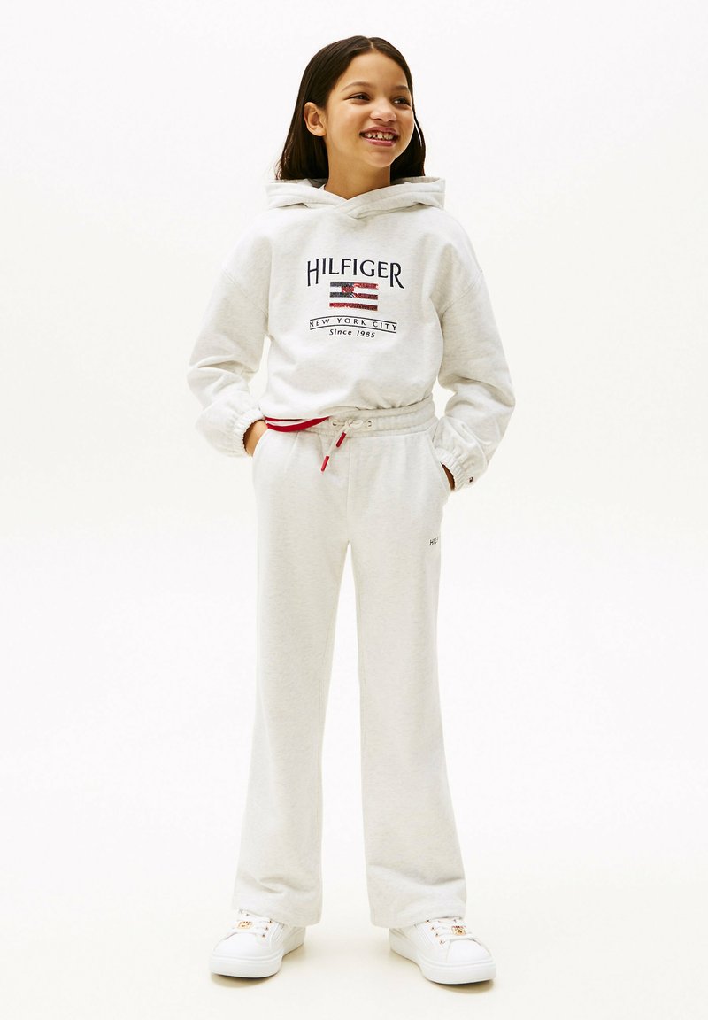 Tommy Hilfiger - LOGO EMBROIDERY WIDE LEG JOGGERS - Pantalones deportivos - snow white heather, Ampliar
