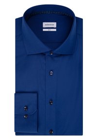 Tmavě modrá slim-fit košile s knoflíkovými manžetami a límečkem, úhledně složená.