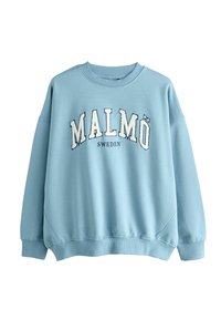 Ljusblå sweatshirt med rundad halsringning, långa ärmar, ribbade muddar och "MALMÖ SVERIGE" tryckt i vita och mörkblå bokstäver på framsidan.