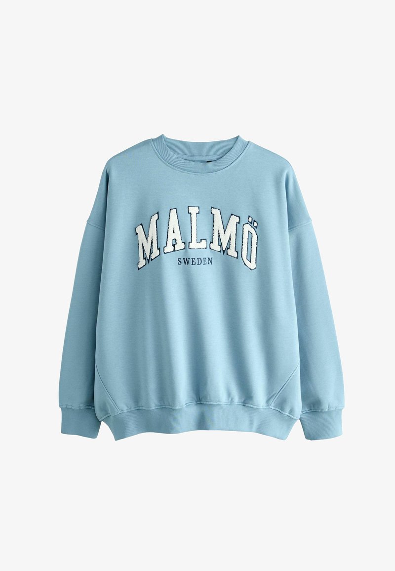 Ljusblå sweatshirt med rundad halsringning, långa ärmar, ribbade muddar och "MALMÖ SVERIGE" tryckt i vita och mörkblå bokstäver på framsidan.