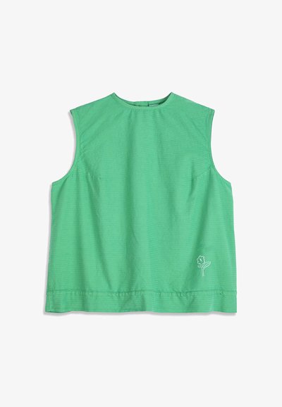 Haut vert sans manches avec encolure ronde et petite broderie de fleurs blanches près de l'ourlet inférieur côté droit.